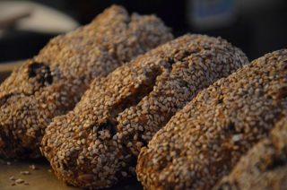 Recept: Gluténmentes barna kenyérkék Schar Brot mix Dunkel barna lisztből